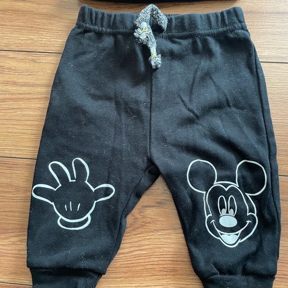 2 Piece Mickey Mouse Outfit - Picture 2 of 5
